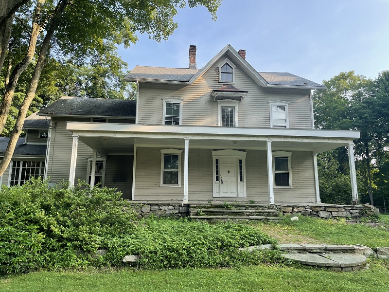 Old home in Westports historic district in need of new windows